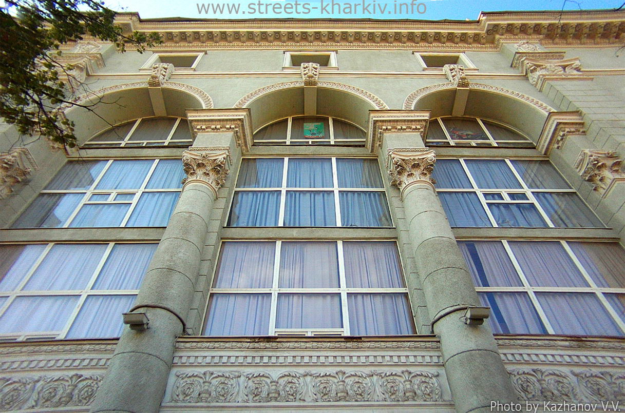 Фрагмент фасада здания Центрального универмага (пл. Розы Люксембург)