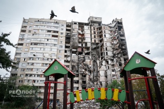 Многоэтажный жилой дом после обстрела российской армией