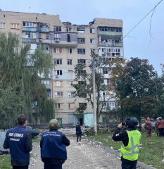 Ночью российские военные обстреляли жилые многоэтажные дома
