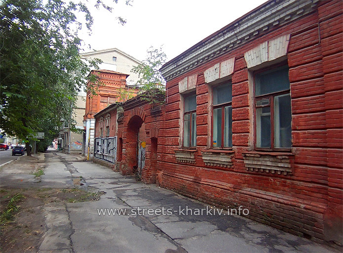 Старый дом 73 и старые ворота на ул. Чернышевской