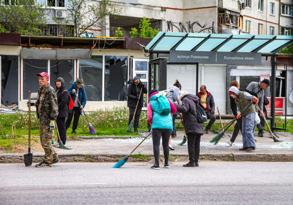 Харьковчане убирают город