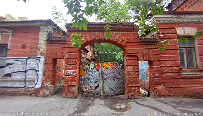 Дом 73 по ул. Чернышевской и старые ворота Дом 73 по ул. Чернышевской и старые ворота