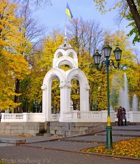 Осенний Харьков. Зеркальная струя (Стеклянная)