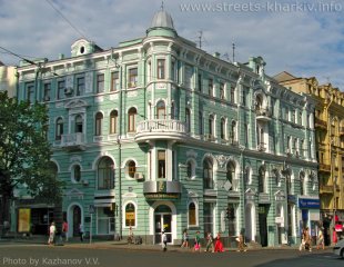 Дом на углу пл.Конституции и начала Московского проспекта