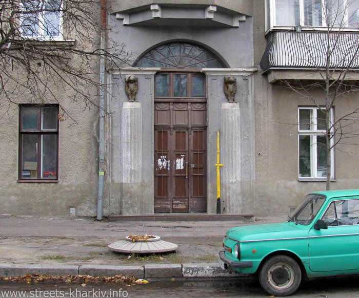 Вход в подъезд дома 8 по ул. Чигирина Вход в подъезд дома 8 по ул. Чигирина