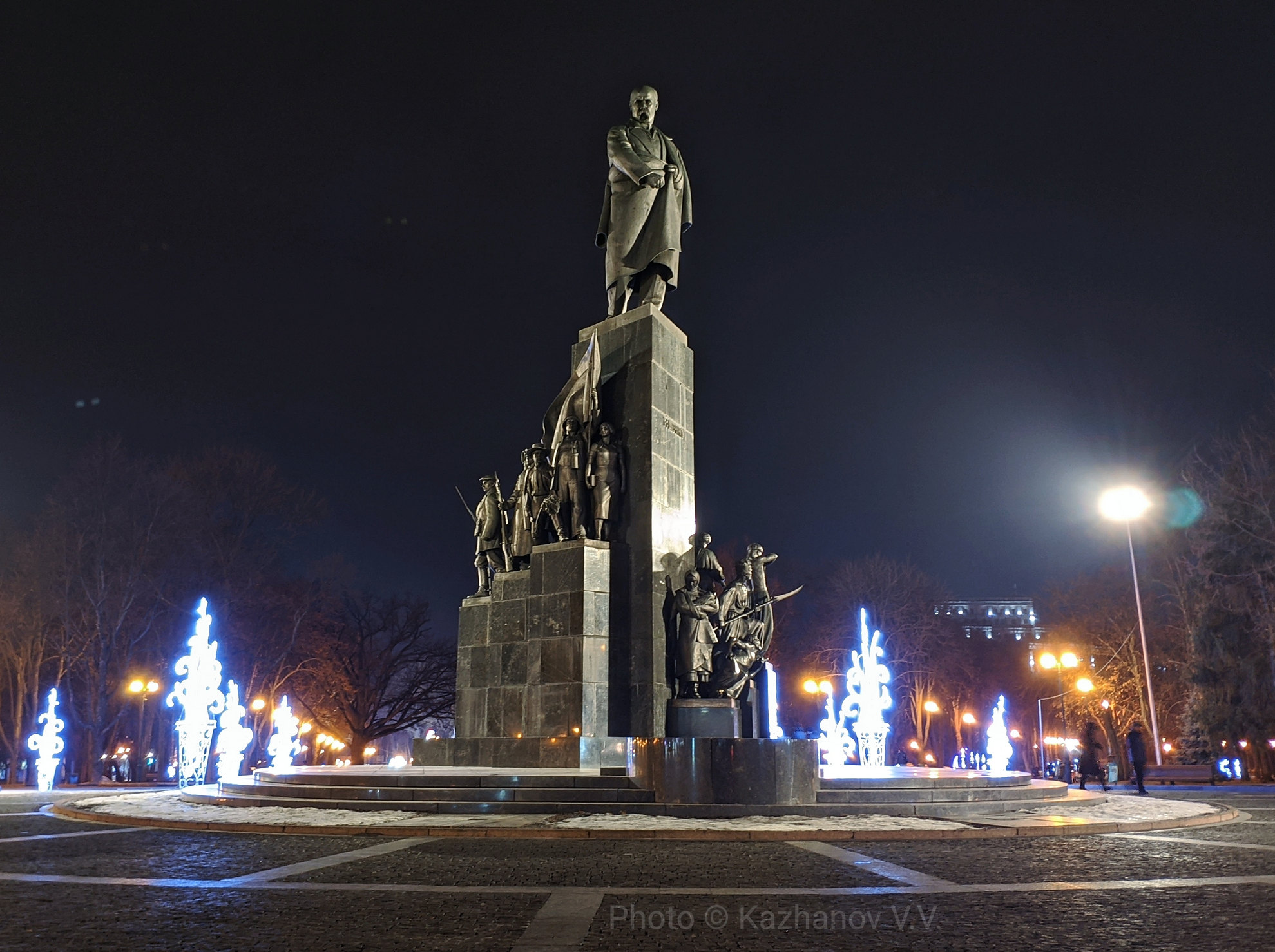 Памятник Тарасу Шевченко в городе Харькове. Фото 2021 г. Вечерний Харьков Памятник Тарасу Шевченко в городе Харькове. Фото 2021 г. Вечерний Харьков
