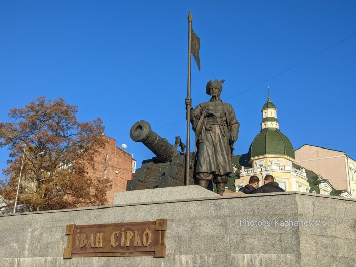 Памятник Ивану Сирко на Бурсацком спуске в Харькове Памятник Ивану Сирко на Бурсацком спуске в Харькове