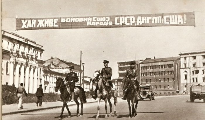 Площадь Тевелева. Август 1943 г. Площадь Тевелева. Август 1943 г.