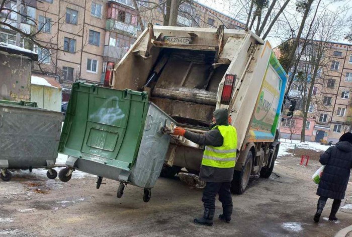 Работники коммунальных служб приводят город в порядок в условиях военного времени Работники коммунальных служб приводят город в порядок в условиях военного времени