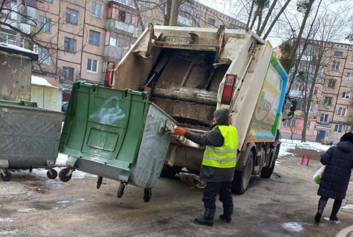 Работники коммунальных служб приводят город в порядок в условиях военного времени