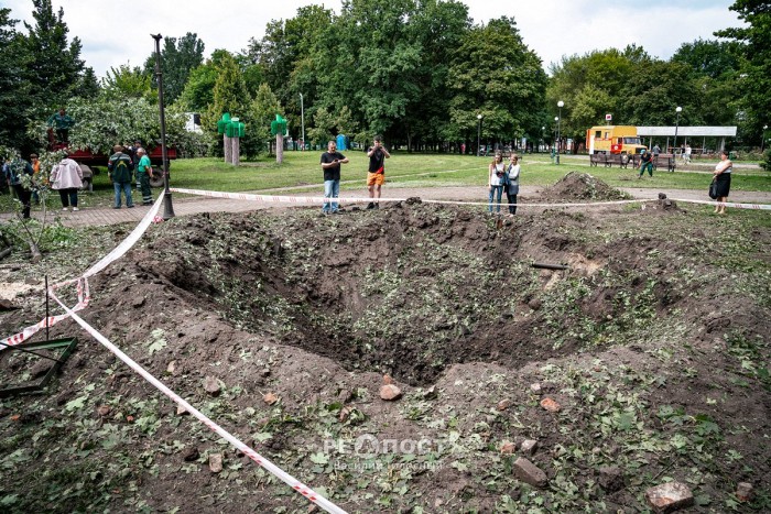 Жители осматривают огромные воронки от взрывов прилетевших ракет Жители осматривают огромные воронки от взрывов прилетевших ракет