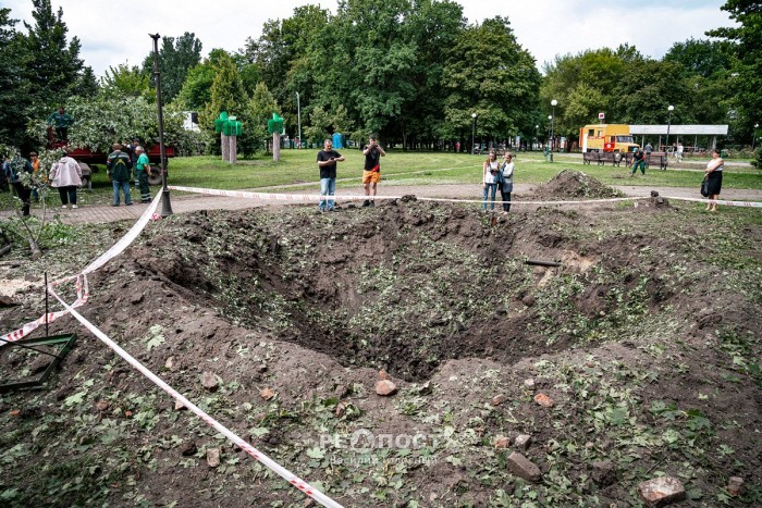 Жители осматривают огромные воронки от взрывов прилетевших ракет