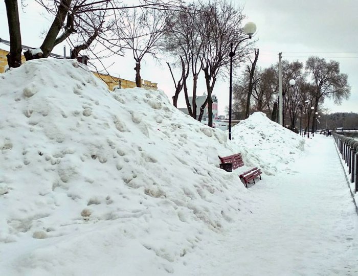 У подножия снежный вершин...