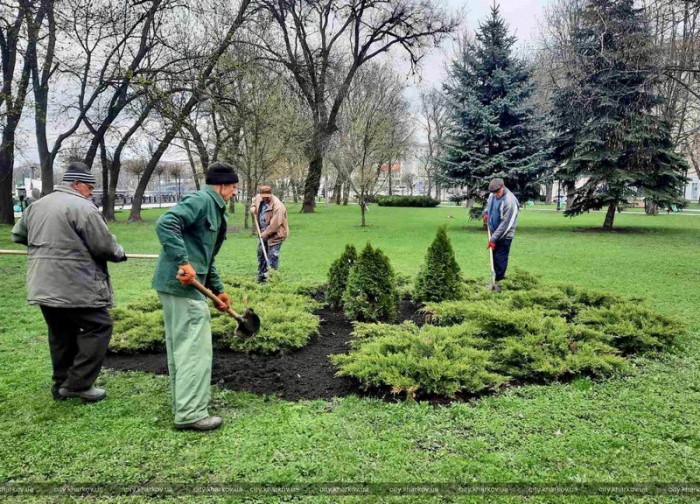 В Харькове работают городские службы. В парках проводится уборка, вывозят мусор В Харькове работают городские службы. В парках проводится уборка, вывозят мусор