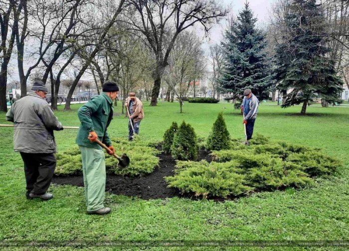 В Харькове работают городские службы. В парках проводится уборка, вывозят мусор