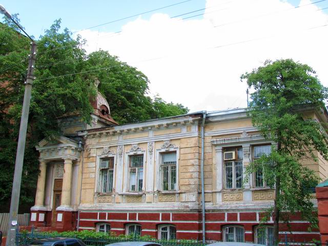 Старый и красивый дом на улице Садовой (Чубаря) в Харькове