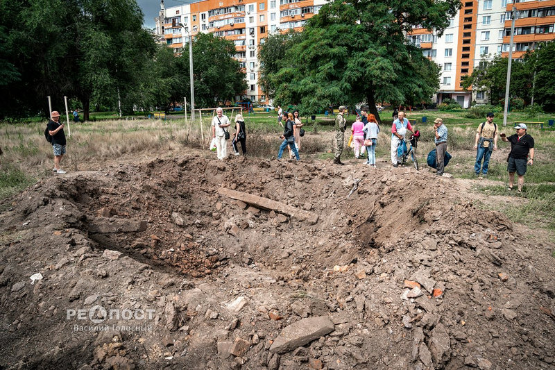 Харьков, огромная воронка