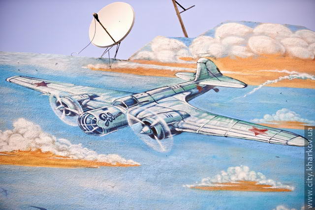 Рисунок самолёта на стене в Харькове, 2013 г
